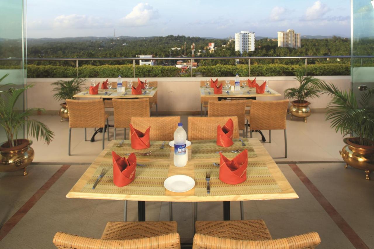 Windsor Rajadhani Hotel Thiruvananthapuram Buitenkant foto