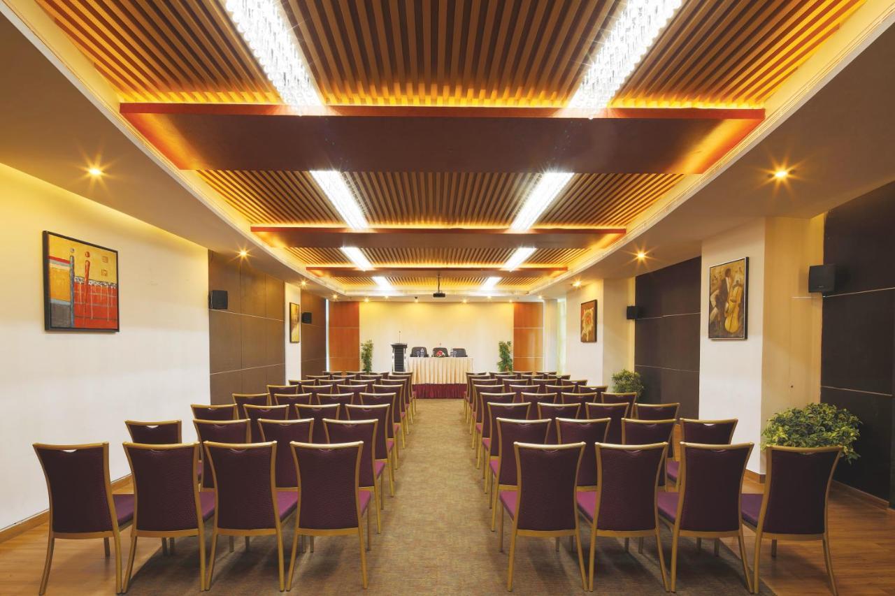 Windsor Rajadhani Hotel Thiruvananthapuram Buitenkant foto