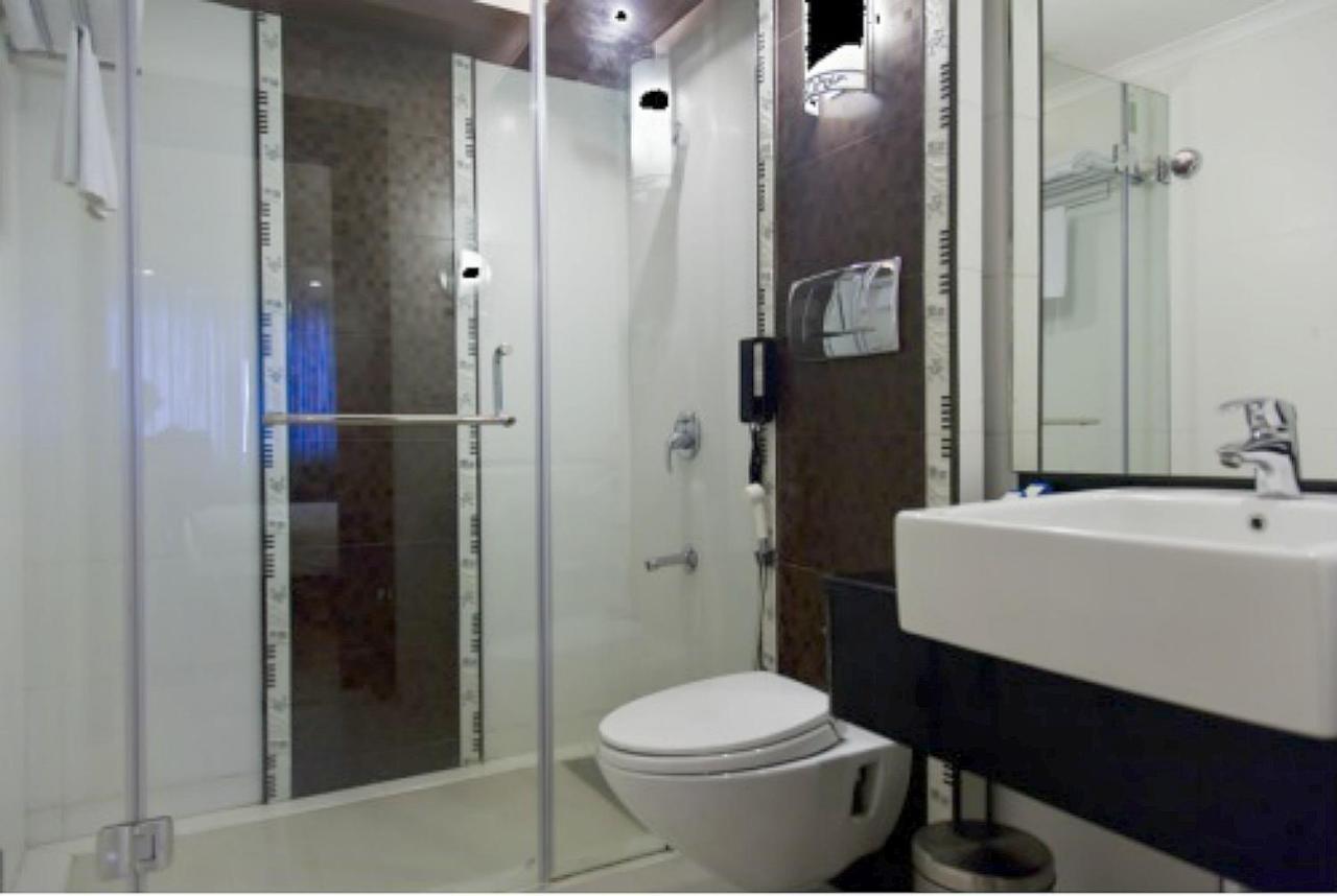 Windsor Rajadhani Hotel Thiruvananthapuram Buitenkant foto